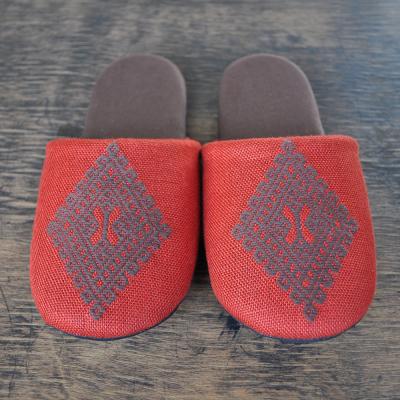 ふるさと納税 弘前市 津軽こぎん刺し ペアスリッパA【赤/紺】(スリッパ 全て24.5cm)|24_kgk-070101 |  | 03