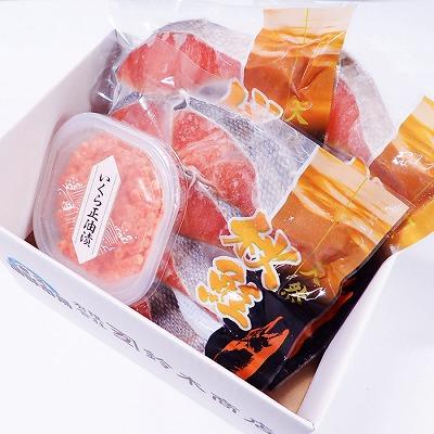 ふるさと納税 根室市 いくら醤油漬け(鮭卵)70g×1P、無添加天然甘塩秋鮭12切 A-11153の画像