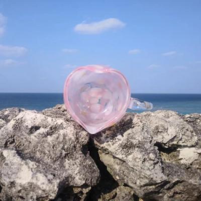ふるさと納税 読谷村 【RYUKYU GLASS WORKS 海風】取っ手付きハート型グラス(花あかり) |  | 01