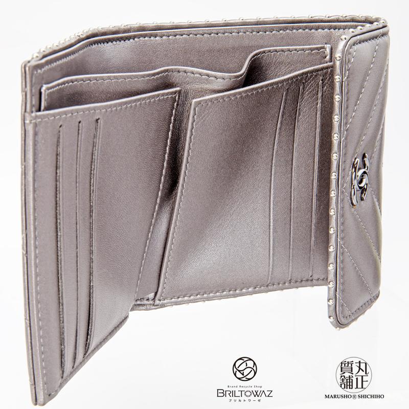 CHANEL シャネル コンパクト 財布 シェブロン スタッズ V字 A81214 三  