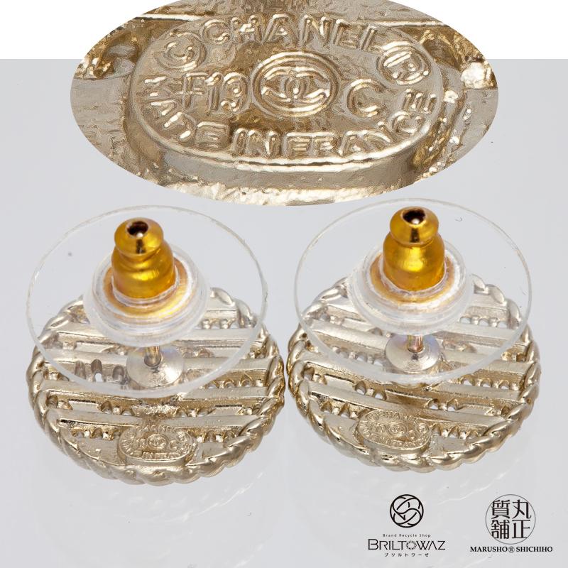 CHANEL 葉っぱ型ピアス ゴールドトーン CHANEL ゴールドトーン スタッドピアス - メルカリ