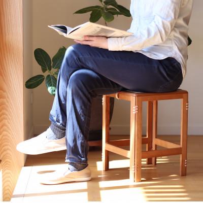 匿名！送料無料！ ふるさと納税 宇治市 木製折り畳み椅子「patol stool」 籐張り 【HOV2410944488】(87860円)