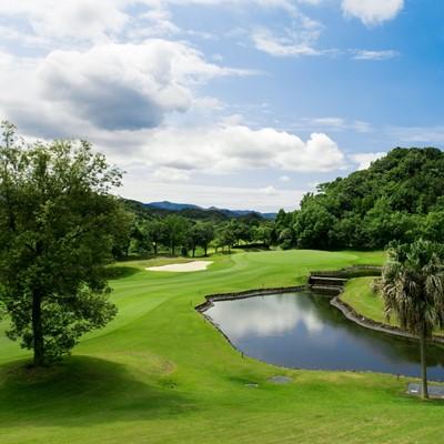 ふるさと納税 上富田町 南紀白浜ゴルフ倶楽部&リゾートホテル　平日1Rプレー&スイートルーム宿泊ペアご利用券(1泊3食付)(70200円)