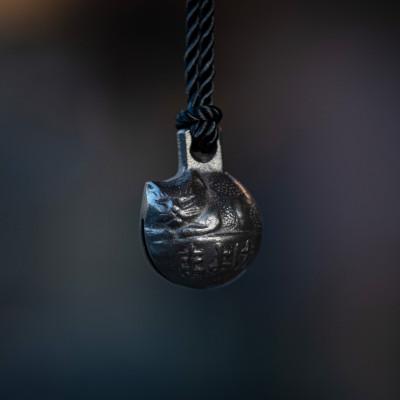 ふるさと納税 小田原市 [伝統小田原鋳物]まよけ猫鈴 黒