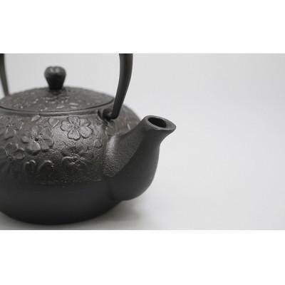 ふるさと納税 奥州市 南部鉄器 急須 丸型桜黒 0.36L 伝統工芸品 [BS024] 