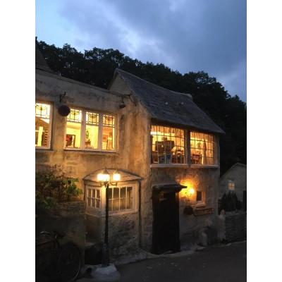 新入荷！ ふるさと納税 亀岡市 祝日英国村の宿泊スペシャルプラン[1泊朝食付 祝日ペアチケット] 【IQY3018111636】(110000円)