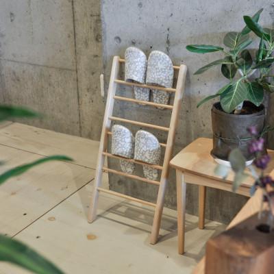 ふるさと納税 交野市 壁に立てかけられて省スペースで使えるスリッパラック(メープル材)