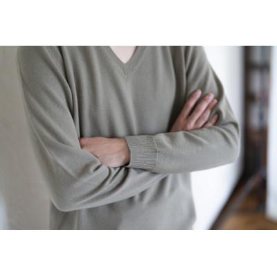 ふるさと納税 加美町 〈白田のカシミヤ〉のベビーカシミヤ Vネックプルオーバー(オリーブグレー)男性用サイズ:LL_2