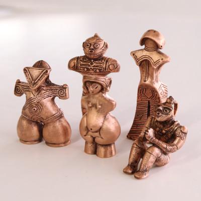 土偶 File:青森県つがる市木造亀ヶ岡出土 遮光器土偶-2.JPG - Wikipedia