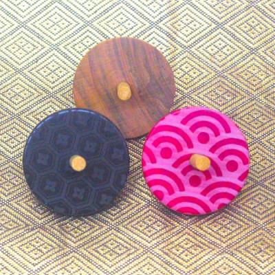 ふるさと納税 廿日市市 吉祥独楽3個「青海波、亀甲、桜(無地)」飾り台付