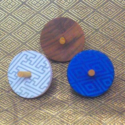 ふるさと納税 廿日市市 吉祥独楽3個「紗綾、菱文様、桜(無地)」飾り台付