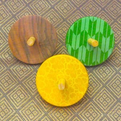 ふるさと納税 廿日市市 吉祥独楽3個「矢羽根、桜文様、桜(無地)」飾り台付