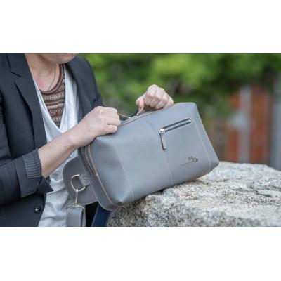 ふるさと納税 姫路市 0528 B5サイズのタブレットが入る本革ボディバッグ チャコールグレー[53657339]の画像
