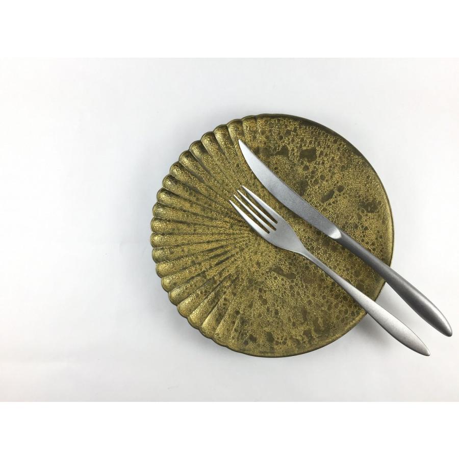 有田焼 吉右衛門窯 195片菊割プレート 黒金泡 19.5cm 中皿 丸皿 変形皿