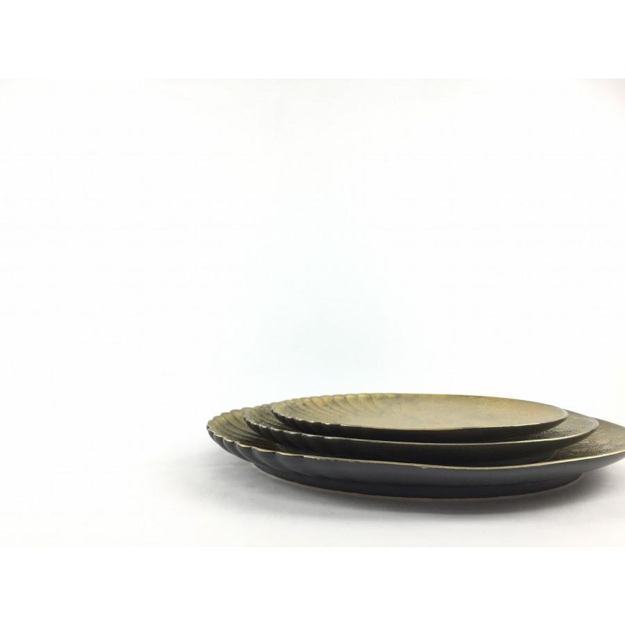 有田焼 吉右衛門窯 195片菊割プレート 黒金泡 19.5cm 中皿 丸皿 変形皿