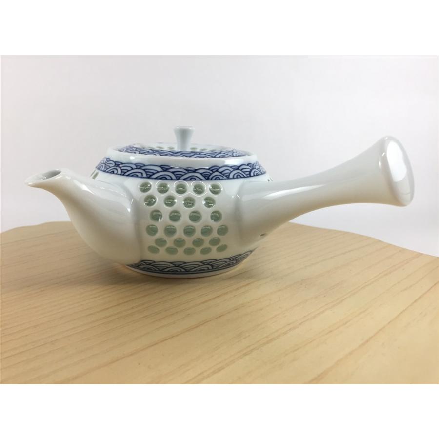 【Web有田陶器市 クーポン配布中】波佐見焼 丹心窯 340cc急須.水晶青海波【340cc 急須 きゅうす 茶器 お茶 水晶彫 おしゃれ 磁器 ガラス 食器】の画像