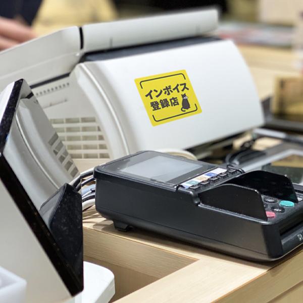 インボイス 対応 登録店 猫 ステッカー おしゃれ お店 店舗 対策 玄関 ドア 入口 トラブル対策 ねこ 防水加工 雑貨 | 宿と猫 | 02