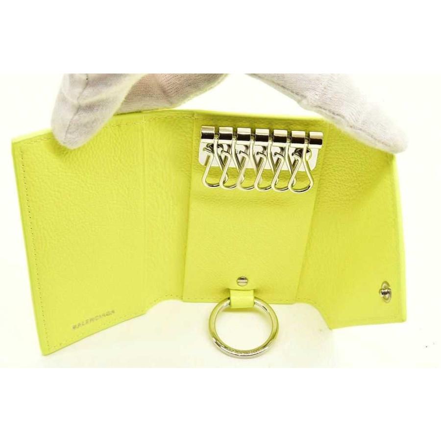 グラフィティからネオンカラー使いまで、異彩を放つバレンシアガの