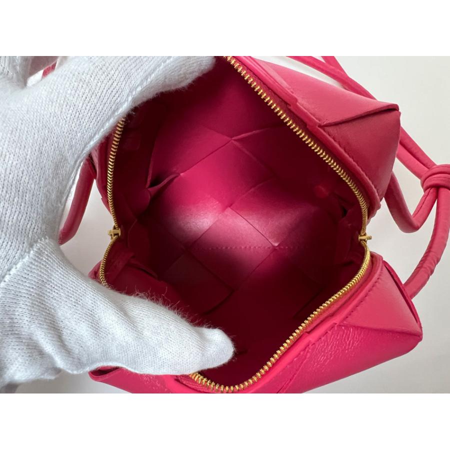 BOTTEGA VENETA ミニカセットカメラ ショルダーバッグ ピンク Bottega Veneta - Mini Cassette Pink Woven Leather Camera Bag