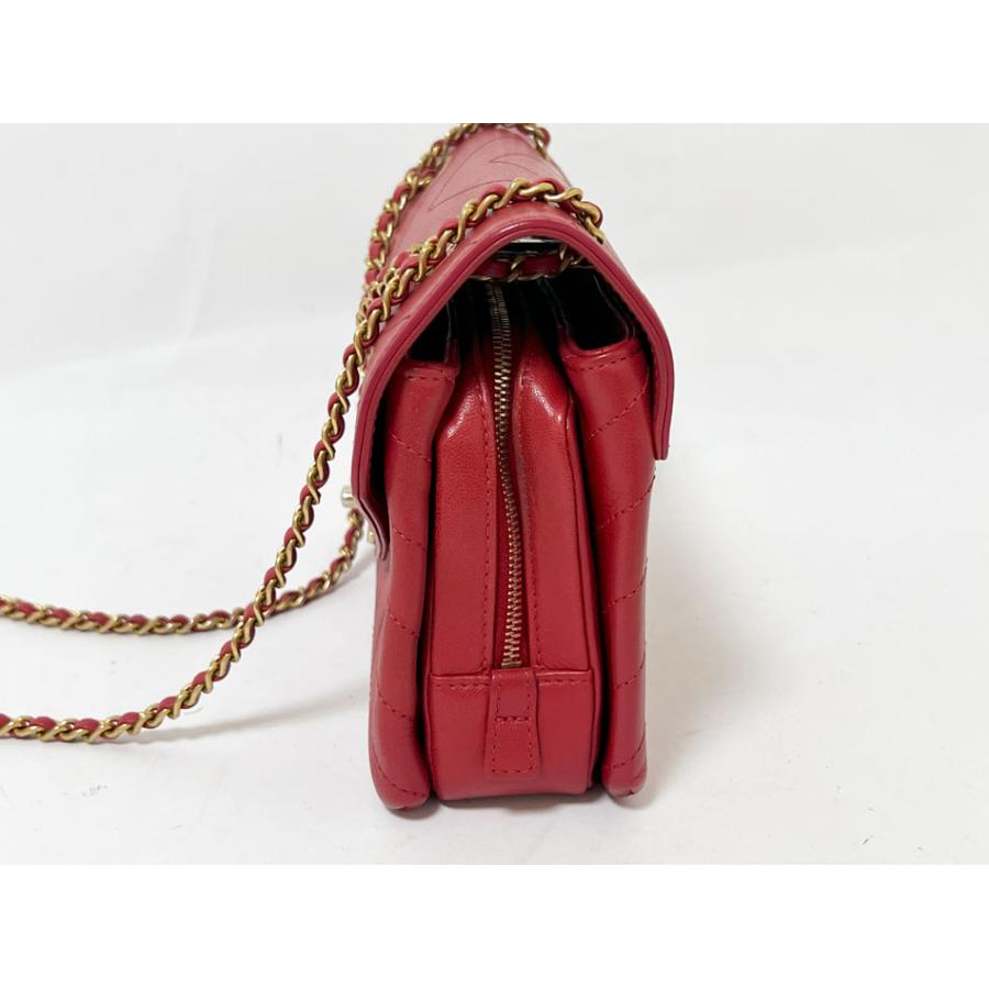 CHANEL シャネル シェブロン Vステッチ チェーン ショルダーバッグ レザー レッド 25番 美品 CHANEL（シャネル） シェブロン Vステッチ チェーン ショルダーバッグ