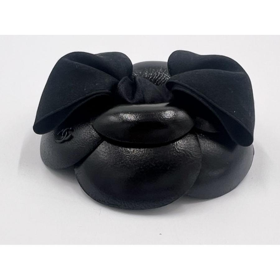 CHANEL（シャネル） カメリア モチーフ ブローチ ラムスキン シルク