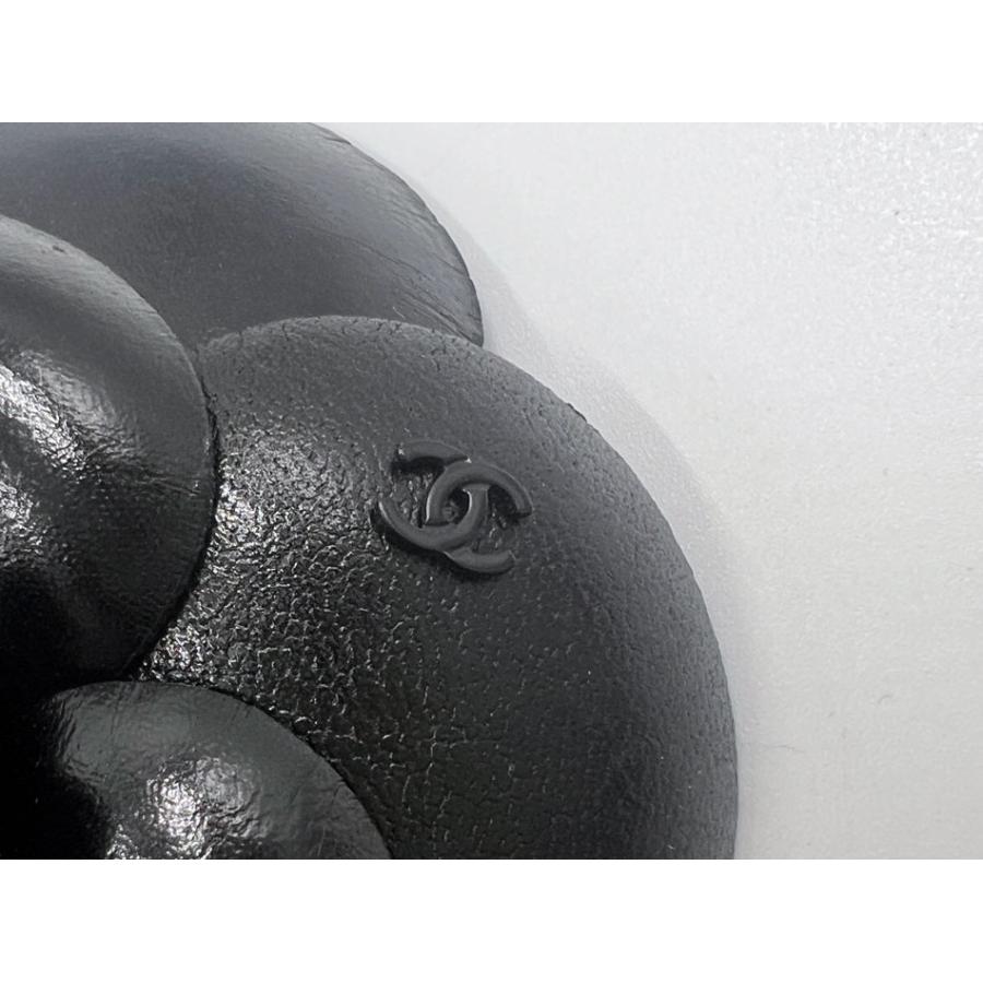 CHANEL（シャネル） カメリア モチーフ ブローチ ラムスキン シルク