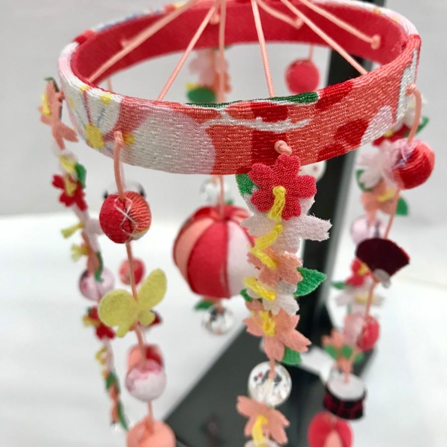 花ひとひら ピンク 黒スタンド 27cm つるし雛 つるし飾り 雛人形 雛祭り ひな祭り 初節句 海外土産 プレゼント お祝い コンパクトサイズ 吊るし飾りの画像
