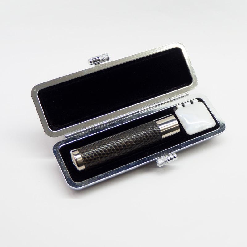 認印（男性）革張りチタン印鑑 リザード 12×60mm 黒 スタンプマート