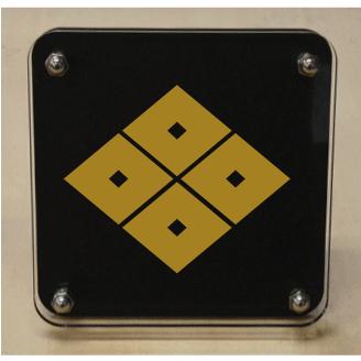 家紋盾200mm　二層式の家紋盾　スタンド式の家紋盾　人気の家紋盾　金色家紋・黒色家紋おしゃれな家紋盾　短納期１〜２営業日で発送