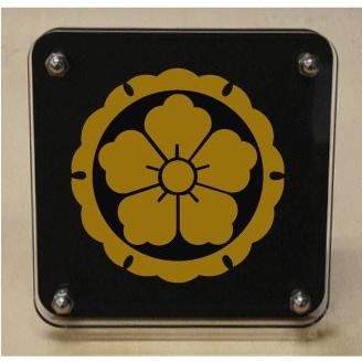 家紋盾２００ｍｍ　【外雪輪に唐花】二層式で立体的なスタンド型の商品です。家紋盾の納期は、御注文頂いてから１〜３営業日と短納期で発送いたします。