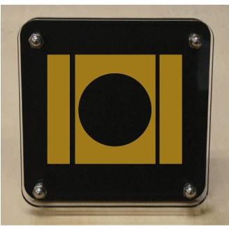 家紋盾２００ｍｍ　【岩城】二層式で立体的なスタンド型の商品です。家紋盾の納期は、御注文頂いてから１〜３営業日と短納期で発送いたします。