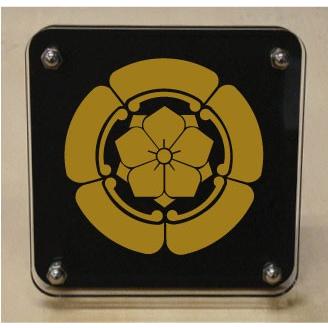 家紋盾２００ｍｍ　【五瓜に八重桔梗】二層式で立体的なスタンド型の商品です。家紋盾の納期は、御注文頂いてから１〜３営業日と短納期で発送いたします。