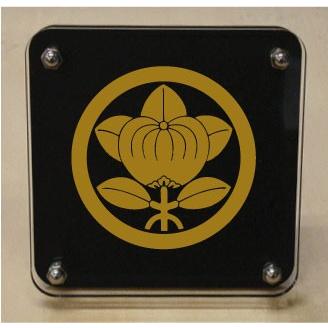 家紋盾２００ｍｍ　【丸に三つ足橘】二層式で立体的なスタンド型の商品です。家紋盾の納期は、御注文頂いてから１〜３営業日と短納期で発送いたします。