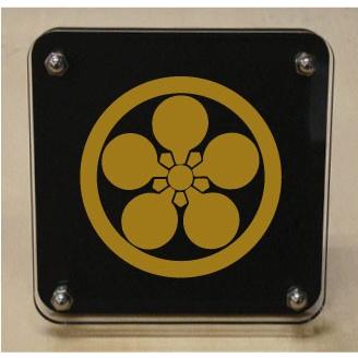 家紋盾２００ｍｍ　【天理梅鉢】二層式で立体的なスタンド型の商品です。家紋盾の納期は、御注文頂いてから１〜３営業日と短納期で発送いたします。
