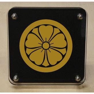家紋盾２００ｍｍ　【丸に剣桜】二層式で立体的なスタンド型の商品です。家紋盾の納期は、御注文頂いてから１〜３営業日と短納期で発送いたします。