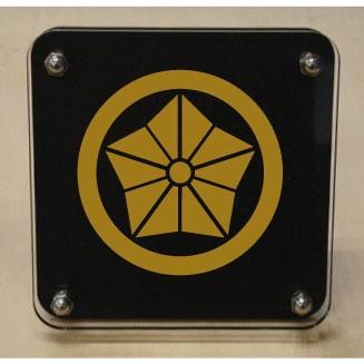 家紋盾２００ｍｍ　【丸に麻の葉桔梗】二層式で立体的なスタンド型の商品です。家紋盾の納期は、御注文頂いてから１〜３営業日と短納期で発送いたします。