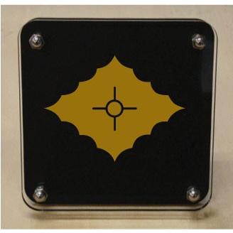 家紋盾２００ｍｍ　【雲形花菱】二層式で立体的なスタンド型の商品です。家紋盾の納期は、御注文頂いてから１〜３営業日と短納期で発送いたします。