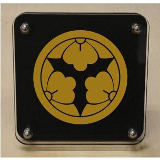 家紋盾200mm 【丸に三つ割り剣花菱崩し】二層式で立体的なスタンド型の商品です。家紋盾の納期は、御注文頂いてから１〜３営業日と短納期で発送いたします。