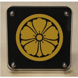 家紋盾200mm　【丸に剣唐花】二層式で立体的なスタンド型の商品です。家紋盾の納期は、御注文頂いてから１〜３営業日と短納期で発送いたします。