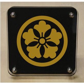 家紋盾200mm　【丸に変り唐花】二層式で立体的なスタンド型の商品です。家紋盾の納期は、御注文頂いてから１〜３営業日と短納期で発送いたします。