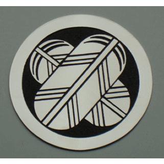 丸に違い鷹の羽 高級家紋エッチングエンブレム50mm : ヤマトデザイン