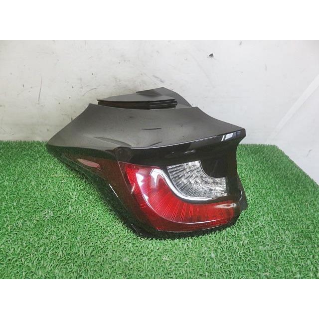 蛇*︎様 ヤリス　左右テールランプレンズ　中古美品 中古] R2/7 ヤリス X 5BA-MXPA15 左テールランプ 81561-K0010 340385