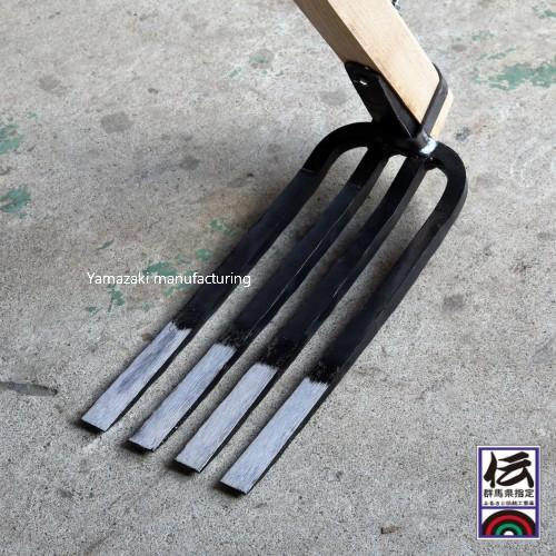 4本畝（うね）切り鍬（刃巾12cm・刃長29cm・135cm椎柄・重さ約1.8kg