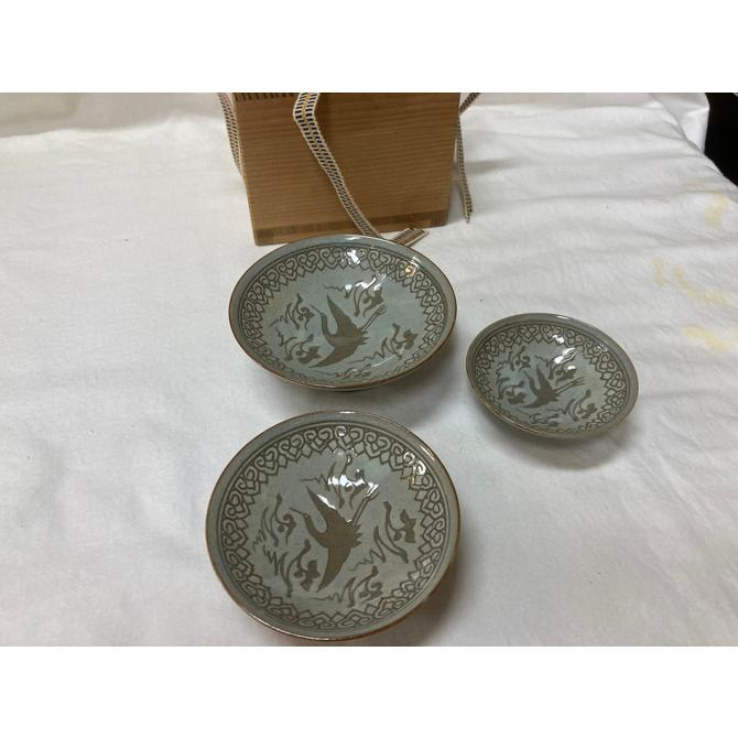 酒器 三重盃 青磁雲鶴文掻落三重盃 小田志窯井上規 745 - ぐい呑み 酒器 三重盃 青磁雲鶴文掻落三重盃 小田志窯井上規 745 - ぐい呑み