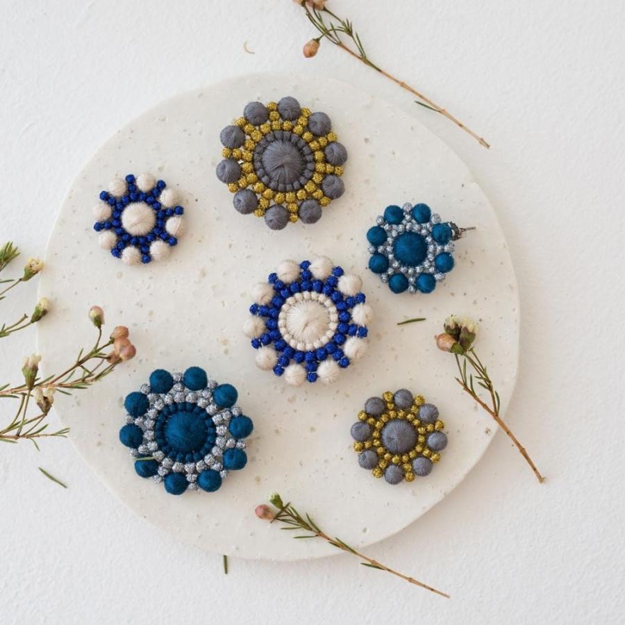 【断捨離】素敵な刺しゅうブローチ 刺繍 フェリシモ アクセサリー トリプルオゥ トリプルオゥ ブローチ ペブル ハナビ ホワイト×ブルー BR001