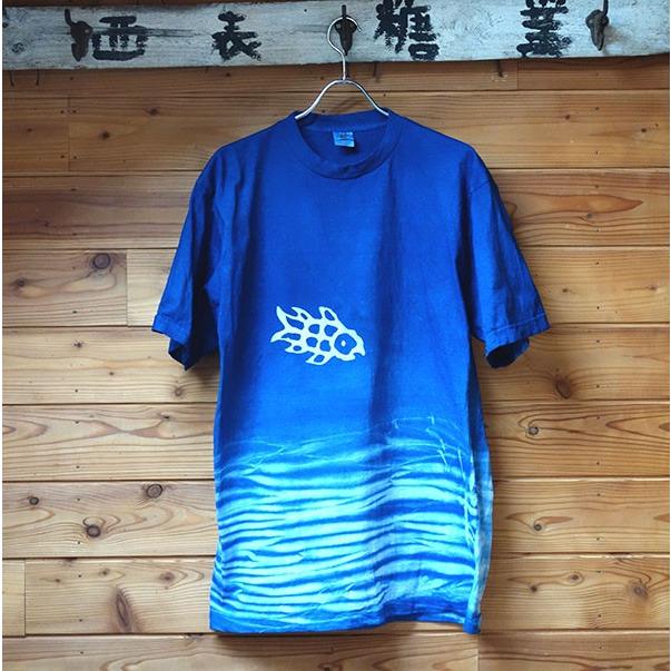 藍染絞り染めtシャツ 手染め お魚と波模様 メンズにもレディースにも Asfisht 機屋 通販 Yahoo ショッピング