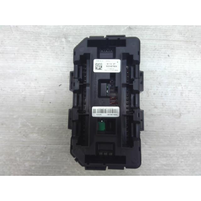 BMW 3シリーズ DAA-3F30 ヒューズ ボックス 475 F30 BMW 3シリーズ DAA-3F30 ヒューズ ボックス 475 F30