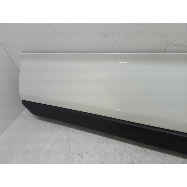 NOAH ノア 6BA-MZRA90W 左Rマッドガード 070 76906-V1020 G/X/Z サイド