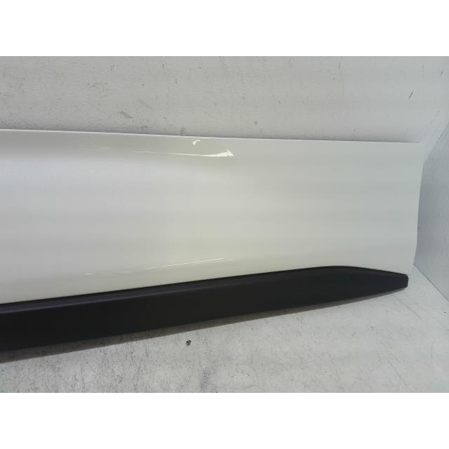 NOAH ノア 6BA-MZRA90W 左Rマッドガード 070 76906-V1020 G/X/Z サイド
