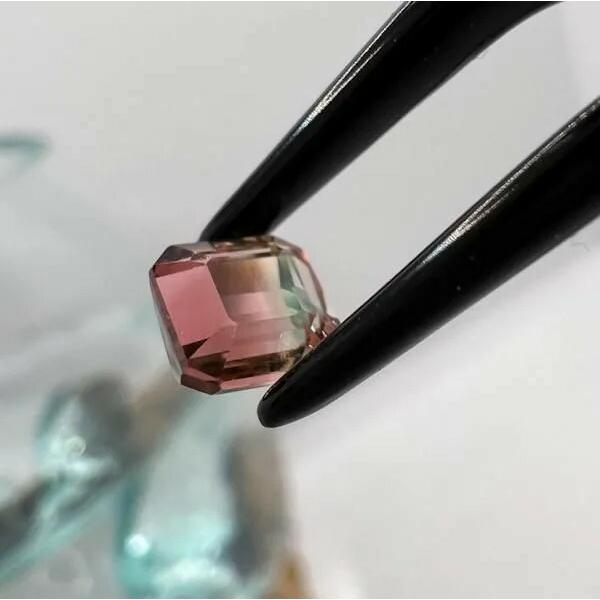 バイカラートルマリン  5,5mm×5mm×3,5mm V8488012627♪ 天然石 ルース 宝石 ジェム 裸石 誕生石 10月 パワーストーンの画像